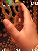 وهي تمسـك الباب